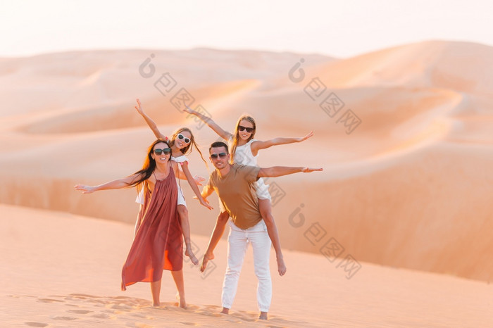 家庭四个在沙丘摩擦哈利沙漠曼联阿拉伯阿联酋航空公司人在沙丘摩擦哈利沙漠曼联阿拉伯阿联酋航空公司