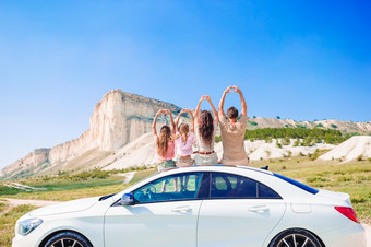 家庭车夏天假期欧洲假期和车旅行概念父母和两个小孩子们夏天车假期