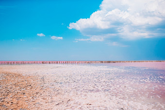 自然粉红色的盐湖盐生产<strong>克</strong>里米亚的sasyk-sivash湖盐湖sasyk-sivash<strong>克</strong>里米亚evpatoria