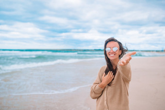 年轻的美丽的女人的海滩风暴年轻的女人的海滩的风暴