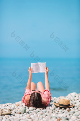 年轻的女人<strong>阅读</strong>书的海滩和享受夏天假期年轻的女人<strong>阅读</strong>书在热带白色海滩