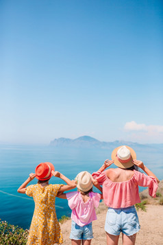 家庭假期妈妈。和小女孩假期山可爱的小女孩和年轻的妈妈。热带白色海滩