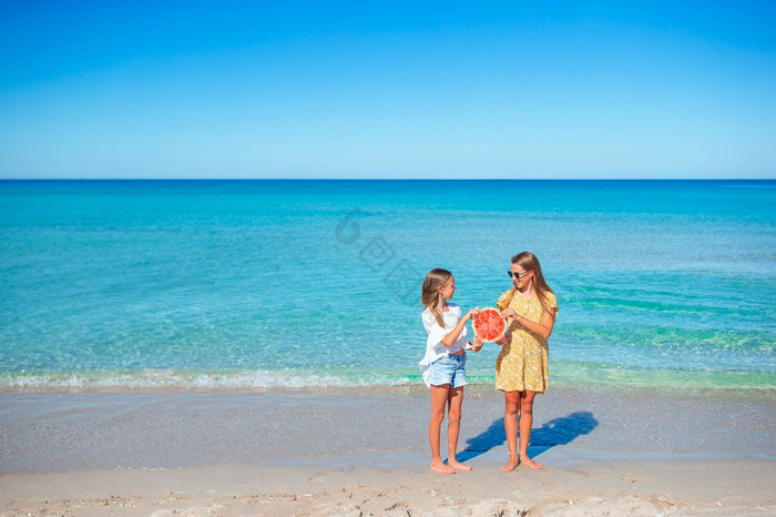 小女孩的海滩与片西瓜手快乐女孩有有趣的的图片