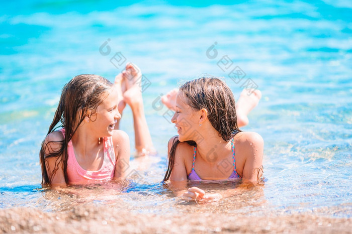 可爱的小女孩有有趣的的海滩浅水可爱的小女孩有有趣的的海滩