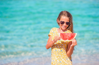 孩子<strong>吃西瓜</strong>的海滩夏天阳光明媚的一天快乐孩子的海与<strong>西瓜</strong>