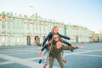 家庭父亲和小女孩参观的赫米蒂奇圣彼得堡快乐家庭著名的的地方阳光明媚的一天家庭父亲和小女孩参观的赫米蒂奇圣彼得堡