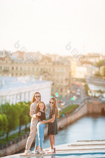 家庭<strong>妈妈</strong>和她的女儿<strong>屋</strong>顶享受与视图美丽的日落圣彼得堡俄罗斯家庭<strong>屋</strong>顶享受与视图美丽的日落圣人彼得堡俄罗斯
