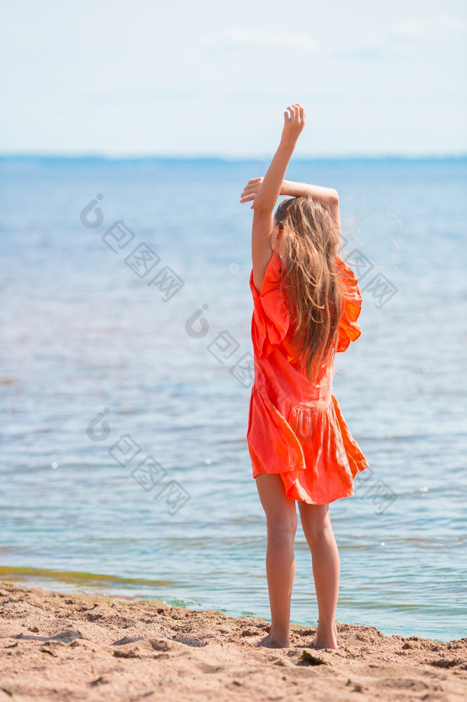 可爱的小女孩有有趣的的海滩可爱的小女孩海滩在夏天假期