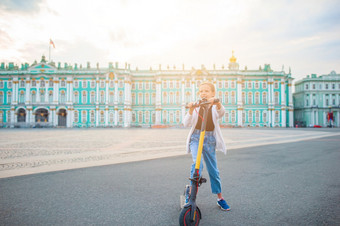 小女孩骑电踏板车宫广场彼得堡的大多数受欢迎的博物馆一个的最大和历史博物馆<strong>俄罗斯</strong>和的<strong>世界</strong>赫米蒂奇宫广场彼得堡<strong>俄罗斯</strong>