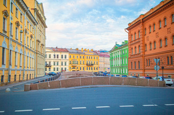 古老的街道和路堤与的neva河的城市彼得堡俄罗斯古老的街道和路堤与的neva河的城市圣彼得堡