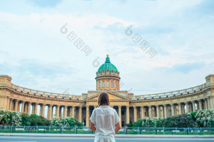 回来视图旅游女孩看喀山大教堂圣彼得堡一个大多数著名的教堂和博物馆俄罗斯美丽的体系结构彼得堡一个大多数著名的教堂amd博物馆俄罗斯喀山大教堂