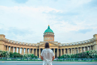 回来视图旅游女孩看喀山大教堂圣彼得堡一个大多数著名的教堂和<strong>博物馆</strong>俄罗斯美丽的体系结构彼得堡一个大多数著名的教堂amd<strong>博物馆</strong>俄罗斯喀山大教堂