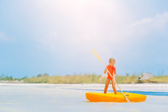 快乐小女孩享受航行的海独自一人可爱的小女孩海滩在夏天假期