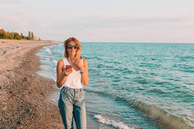 肖像的女孩的海滩日落户外肖像的女人的海滩