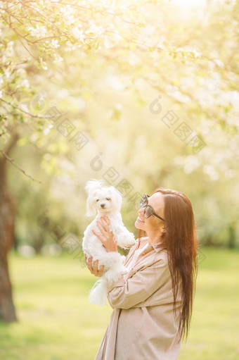 快乐女人<strong>与狗</strong>自然<strong>女孩</strong>玩与小狗马耳他的公园女人玩和拥抱小狗的公园
