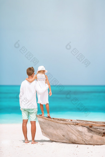 快乐父亲和小女孩白色桑迪海滩<strong>有有</strong>趣的在一起小女孩和快乐爸爸<strong>有有</strong>趣的在海滩假期
