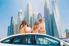 家庭假期家庭四个车假期背景摩天大楼迪拜夏天车旅行和年轻的家庭假期