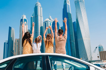 家庭假期阿联酋<strong>航空</strong>公司家庭四个车假期背景摩天大楼迪拜夏天车旅行和年轻的家庭假期