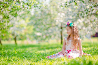 可爱的小女孩盛开的樱桃<strong>花园美丽</strong>的春天一天肖像两个孩子们在户外可爱的小女孩盛开的苹果树<strong>花园</strong>春天一天