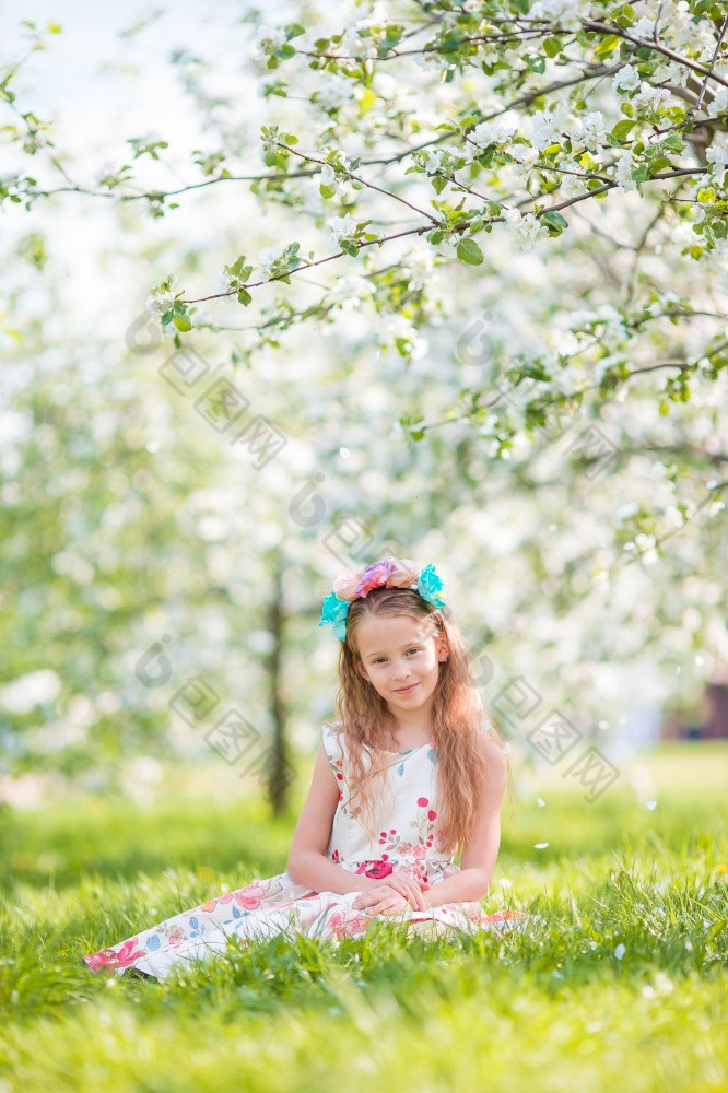 美丽的小女孩盛开的苹果树花园美丽的春天一天可爱的小女孩盛开的苹果花园美丽的春天一天