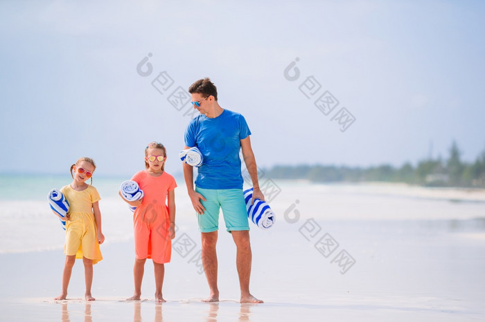 父亲与小女儿享受海滩夏天假期父亲和小孩子们的海滩