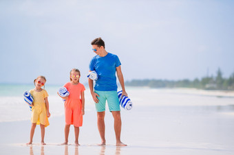 <strong>父亲与</strong>小女儿享受海滩夏天假期<strong>父亲</strong>和小<strong>孩子</strong>们的海滩