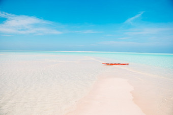 田园热带海滩与白色沙子绿松石海洋水和蓝色的天空田园热带海滩加勒比与白色沙子绿松石海洋水和蓝色的天空