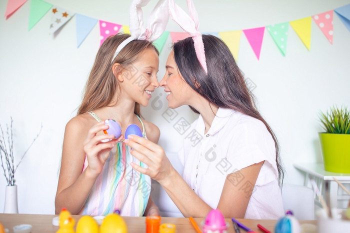 妈妈。和她的小女儿绘画鸡蛋准备为复活节家庭穿兔子耳朵首页妈妈。和她的小女儿绘画鸡蛋快乐家庭准备为复活节