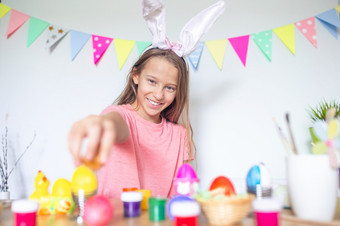 快乐复活节可爱的小女孩绘画复活节鸡蛋和穿兔子耳朵复活节一天快乐复活节美丽的小孩子穿兔子耳朵复活节一天