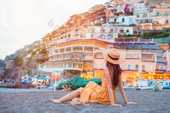 女人他positano海滩阿海岸意大利夏天假期意大利夏天假期意大利年轻的女人positano村的背景阿海岸意大利