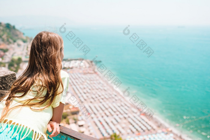 小女孩背景海滩阿海岸意大利年轻的女孩背景地中海海和天空