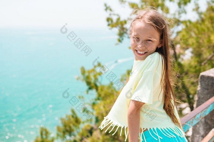 小女孩背景海滩阿海岸意大利年轻的女孩背景地中海海和天空