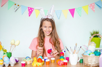 快乐复活节可爱的小女孩穿兔子耳朵和有有趣的复活节一天快乐复活节美丽的小孩子穿兔子耳朵复活节一天