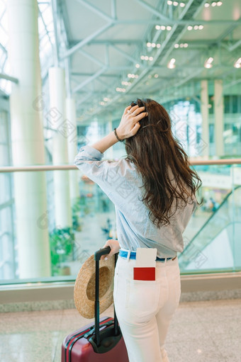 年轻的女人与<strong>行李</strong>国际机场走与她的<strong>行李</strong>航空公司乘客机场休息室等待为飞行飞机年轻的女人他与<strong>行李</strong>国际机场走与她的<strong>行李</strong>