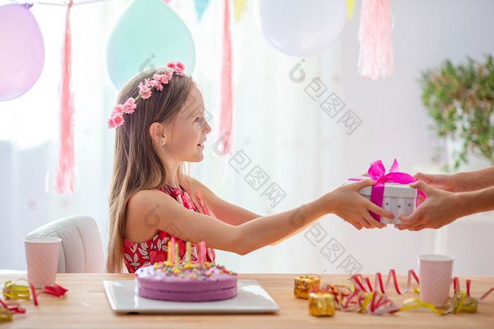 快乐小女孩微笑生日聚会，派对节日色彩斑斓的背景与气球生日聚会，派对和祝愿概念高加索人女孩如痴如梦微笑和看生日彩虹蛋糕节日色彩斑斓的背景与气球生日聚会，派对和祝愿概念