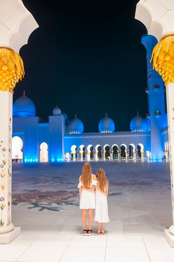小女孩白色衣服著名的谢赫。扎耶德清真寺阿布阿布扎比晚上曼联阿拉伯阿联酋航空公司孩子谢赫。扎耶德清真寺阿布阿布扎比阿联酋