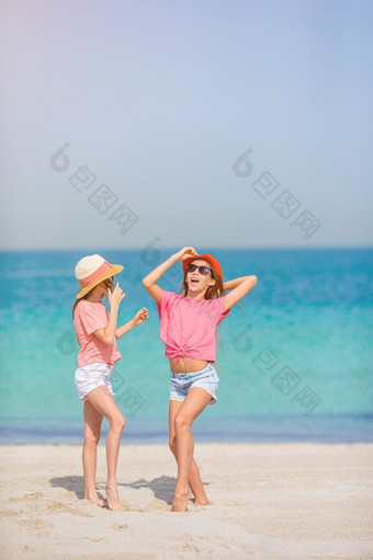 小女孩<strong>有有</strong>趣的热带海滩在夏天假期小快乐<strong>有</strong>趣的女孩<strong>有</strong>很多<strong>有</strong>趣的热带海滩玩在一起