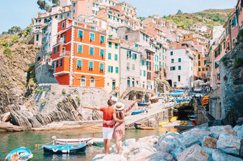 年轻的旅游夫妇旅行欧洲假期在户外意大利年轻的旅游夫妇旅行欧洲假期在户外意大利假期五渔村