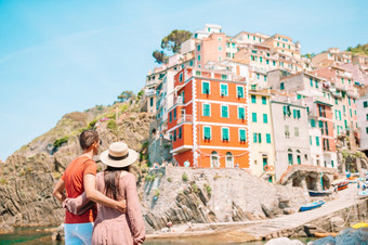年轻的旅游夫妇旅行欧洲假期在户外意大利年轻的旅游夫妇旅行欧洲假期在户外意大利假期五渔村