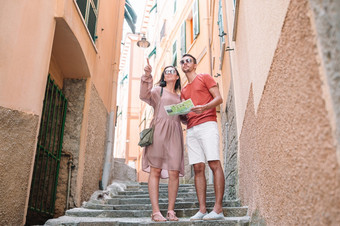 年轻的旅游夫妇旅行欧洲假期在户外家庭老空狭窄的街道意大利年轻的旅游夫妇旅行欧洲假期在户外意大利假期五渔村