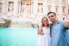 快乐小女孩和父亲享受他们的欧洲假期意大利附近的喷泉特莱维罗马快乐孩子和爸爸享受他们的欧洲假期意大利