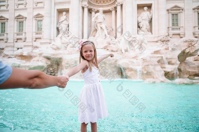 可爱的小女孩背景特莱维喷泉罗马意大利快乐他走孩子享受意大利假期假期欧洲可爱的小女孩背景特莱维喷泉罗马意大利