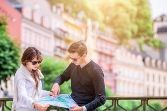 年轻的旅<strong>游</strong>夫妇旅行<strong>欧洲</strong>假期在户外家庭老空狭窄的街道意大利年轻的旅<strong>游</strong>夫妇旅行<strong>欧洲</strong>假期在户外意大利假期五渔村