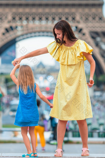 快乐妈妈。和小可爱的女孩假期巴黎附近埃菲尔铁塔塔有有趣的在一起小可爱的女孩和她的年轻的妈妈巴黎附近埃菲尔铁塔塔在夏天假期