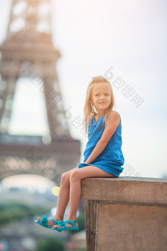 可爱的小女孩巴黎<strong>背景</strong>的埃菲尔铁塔塔<strong>法国</strong>可爱的蹒跚学步的女孩巴黎<strong>背景</strong>的埃菲尔铁塔塔在夏天假期