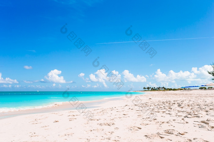 田园热带海滩与白色沙子绿松石海洋水和蓝色的天空田园热带海滩加勒比与白色沙子绿松石海洋水和蓝色的天空