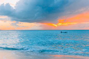 田园热带海滩日落与美丽的色彩斑斓的天空田园热带海滩加勒比与白色沙子绿松石海洋水和蓝色的天空