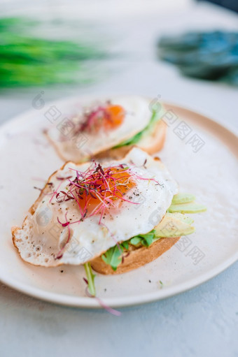 新鲜的切片鳄梨和炸鸡蛋三明治健康的食物概念健康的食物概念美味的三明治与鳄梨和炸鸡蛋