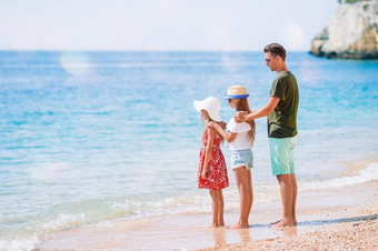 年轻的家庭享受海滩夏天假期父亲玩与孩子们的海贼父亲和孩子们享受海滩夏天假期