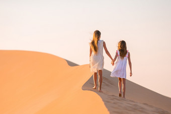 小美丽的女孩沙丘大多数大沙子沙漠的世界日落女孩在沙丘摩擦哈利沙漠曼联阿拉伯阿联酋航空公司